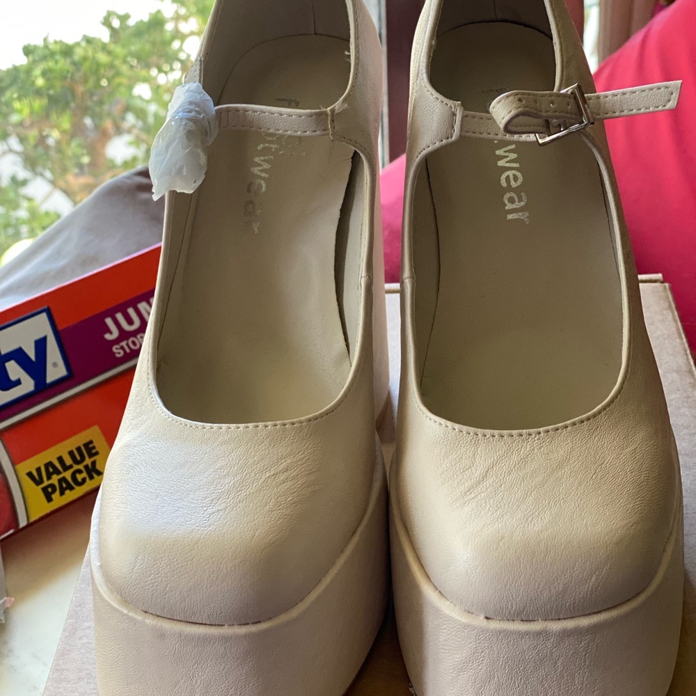 PLATFORM HEELS NWOB